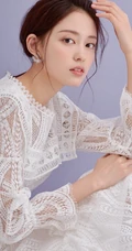 气质文静，清甜优雅，女生孙琰镂空白裙清新动人写真图片
