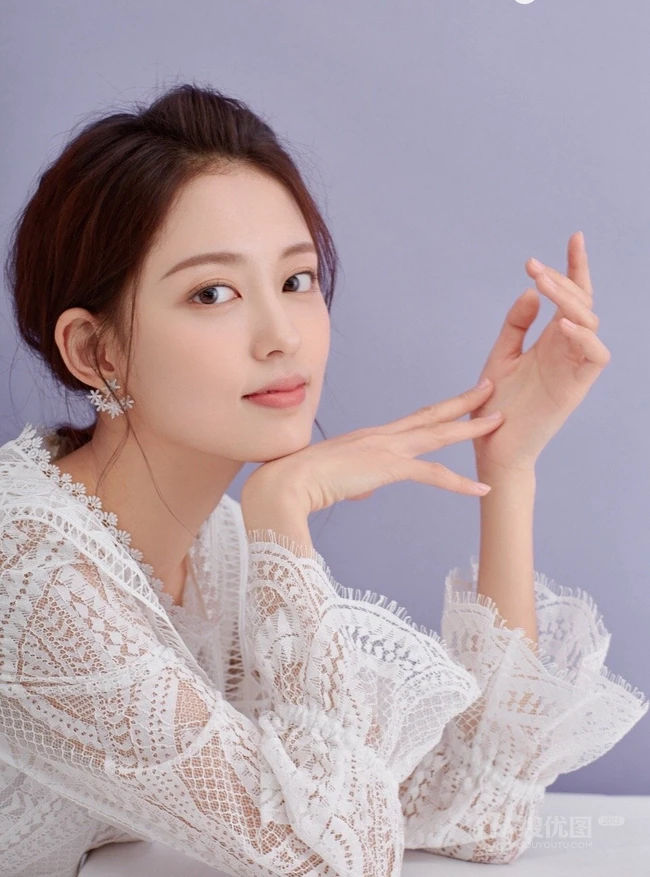 气质文静，清甜优雅，女生孙琰镂空白裙清新动人写真图片
