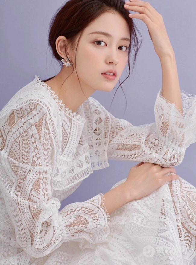 气质文静，清甜优雅，女生孙琰镂空白裙清新动人写真图片