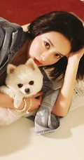 孟子义怀抱狗狗拍摄室内写真，牛仔衣搭配齐肩短发酷美动人