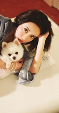 孟子义怀抱狗狗拍摄室内写真，牛仔衣搭配齐肩短发酷美动人