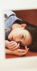孟子义怀抱狗狗拍摄室内写真，牛仔衣搭配齐肩短发酷美动人
