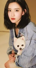 孟子义怀抱狗狗拍摄室内写真，牛仔衣搭配齐肩短发酷美动人