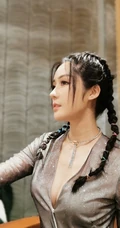 汤晶媚气质图片，女演员汤晶媚V领长裙气质匀称写真图片