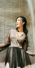 汤晶媚气质图片，女演员汤晶媚V领长裙气质匀称写真图片