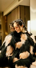 汤晶媚气质图片，女演员汤晶媚V领长裙气质匀称写真图片