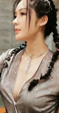 汤晶媚气质图片，女演员汤晶媚V领长裙气质匀称写真图片