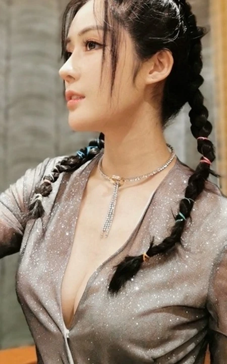 汤晶媚气质图片，女演员汤晶媚V领长裙气质匀称写真图片