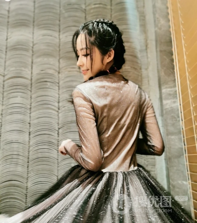 汤晶媚气质图片，女演员汤晶媚V领长裙气质匀称写真图片