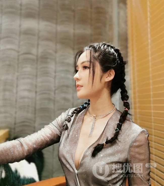 汤晶媚气质图片，女演员汤晶媚V领长裙气质匀称写真图片