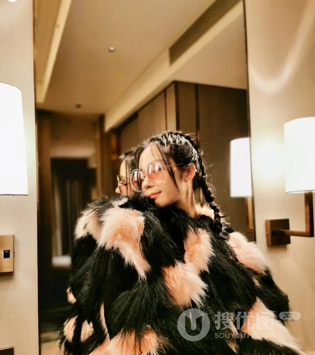 汤晶媚气质图片，女演员汤晶媚V领长裙气质匀称写真图片
