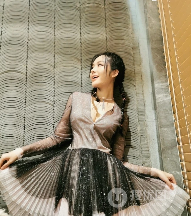 汤晶媚气质图片，女演员汤晶媚V领长裙气质匀称写真图片