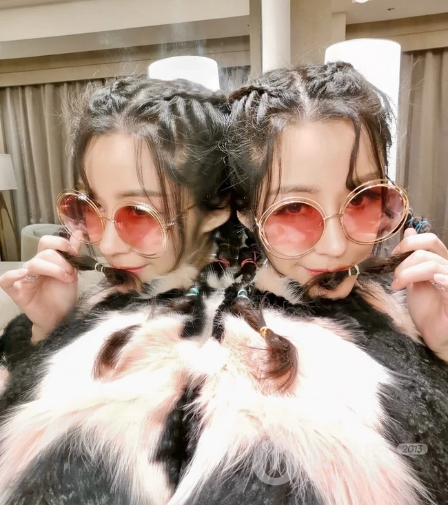 汤晶媚气质图片，女演员汤晶媚V领长裙气质匀称写真图片