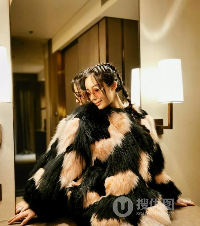 汤晶媚气质图片，女演员汤晶媚V领长裙气质匀称写真图片