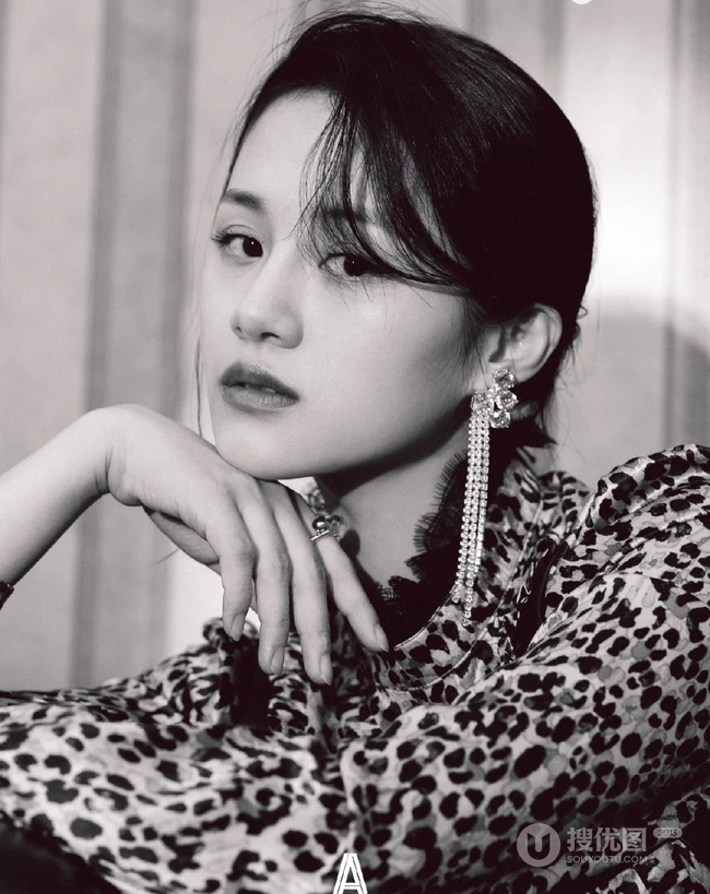 安悦溪妩媚图片，安悦溪复古胶片色气质妩媚杂志写真图片