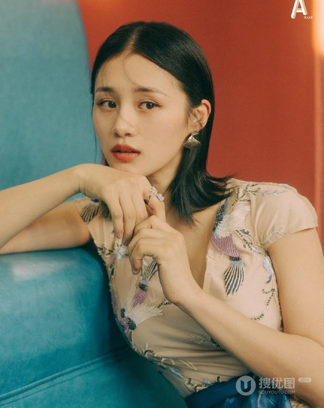 安悦溪妩媚图片，安悦溪复古胶片色气质妩媚杂志写真图片