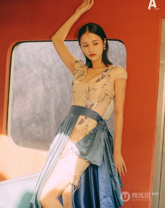 安悦溪妩媚图片，安悦溪复古胶片色气质妩媚杂志写真图片