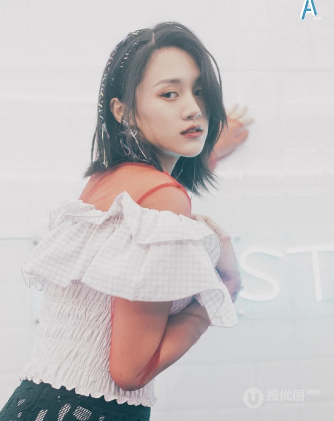 安悦溪妩媚图片，安悦溪复古胶片色气质妩媚杂志写真图片
