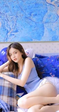 长长的线条感，白皙的肌肤，精选高颜值长发女孩室内动人写真图片