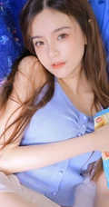长长的线条感，白皙的肌肤，精选高颜值长发女孩室内动人写真图片