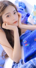 长长的线条感，白皙的肌肤，精选高颜值长发女孩室内动人写真图片