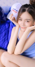 长长的线条感，白皙的肌肤，精选高颜值长发女孩室内动人写真图片