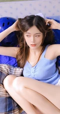 长长的线条感，白皙的肌肤，精选高颜值长发女孩室内动人写真图片