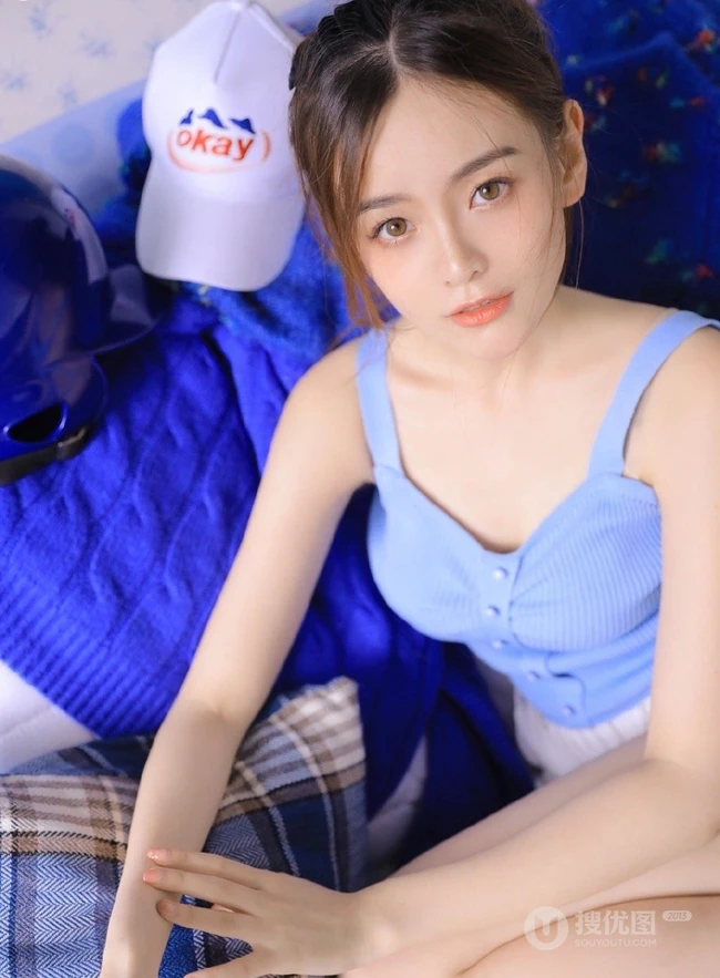长长的线条感，白皙的肌肤，精选高颜值长发女孩室内动人写真图片