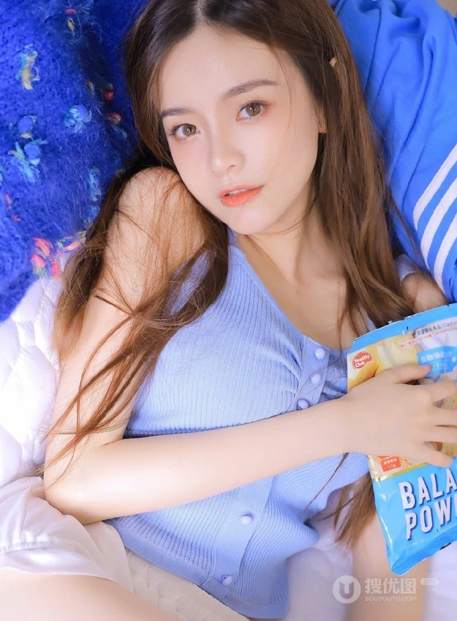 长长的线条感，白皙的肌肤，精选高颜值长发女孩室内动人写真图片