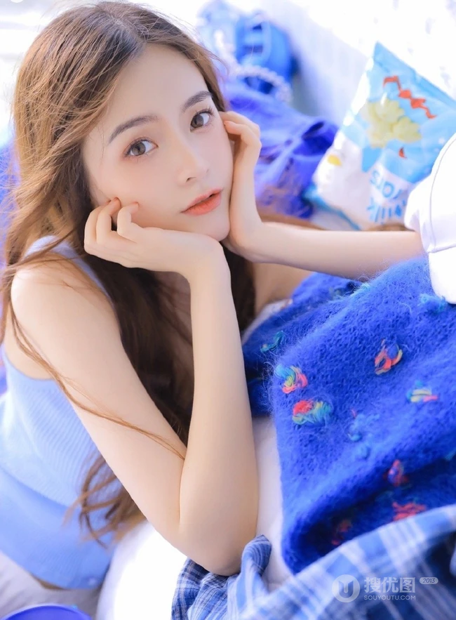长长的线条感，白皙的肌肤，精选高颜值长发女孩室内动人写真图片