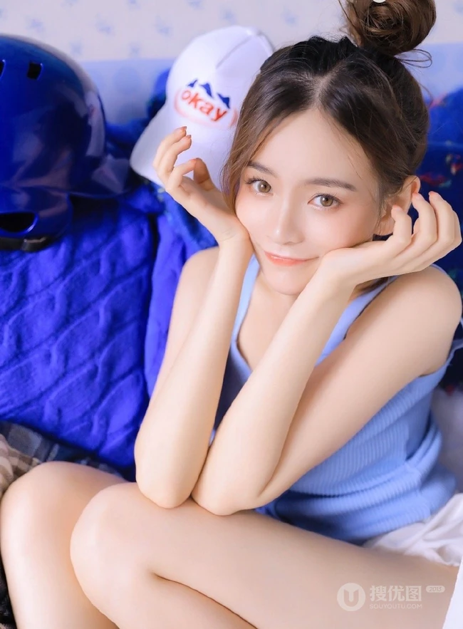 长长的线条感，白皙的肌肤，精选高颜值长发女孩室内动人写真图片