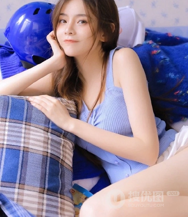 长长的线条感，白皙的肌肤，精选高颜值长发女孩室内动人写真图片
