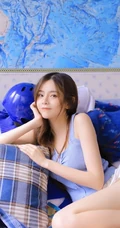 长长的线条感，白皙的肌肤，精选高颜值长发女孩室内动人写真图片