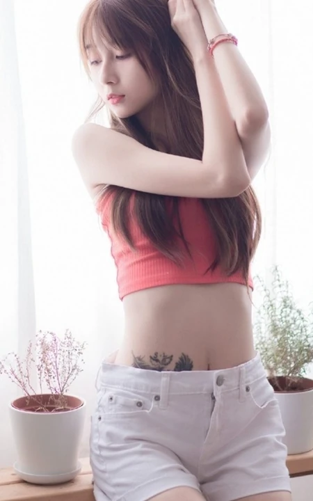 A4腰，纤细线条，腹部有纹身的长发气质女生清新室内写真图片