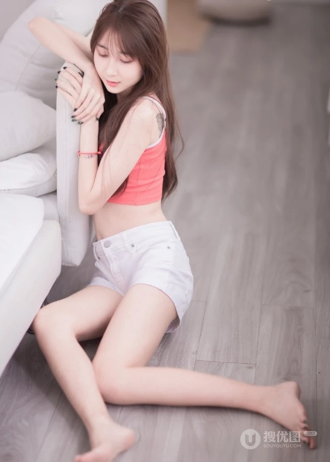 A4腰，纤细线条，腹部有纹身的长发气质女生清新室内写真图片