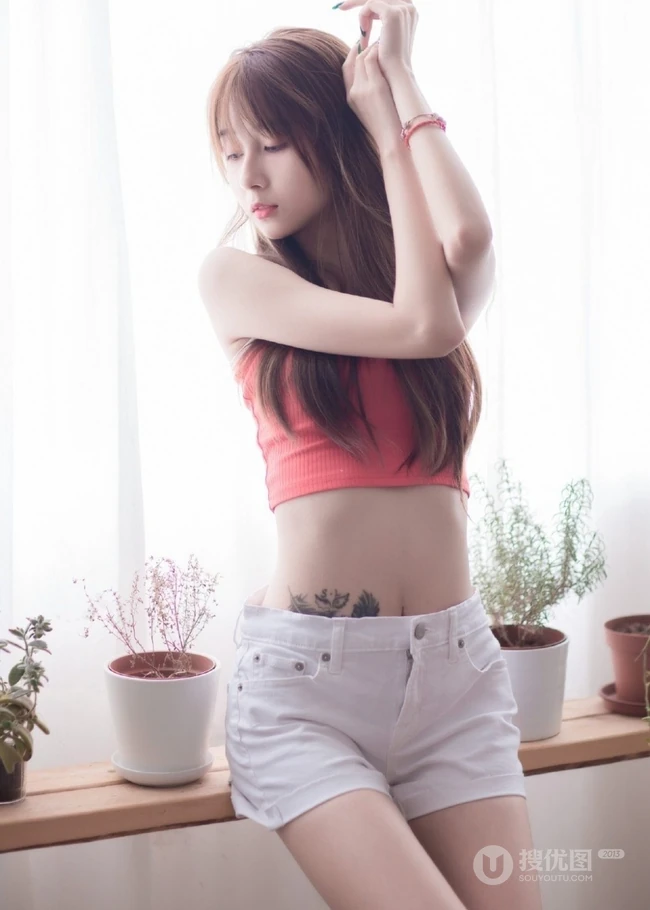 A4腰，纤细线条，腹部有纹身的长发气质女生清新室内写真图片