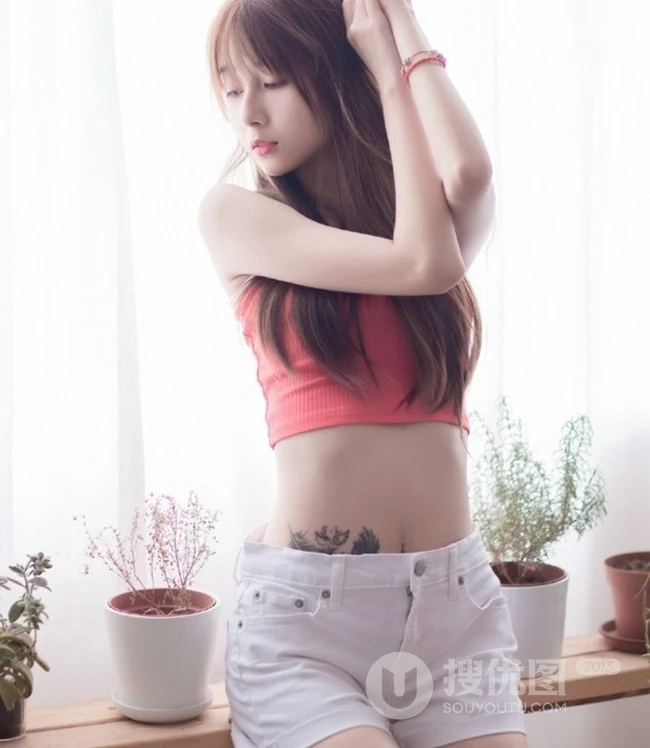 A4腰，纤细线条，腹部有纹身的长发气质女生清新室内写真图片