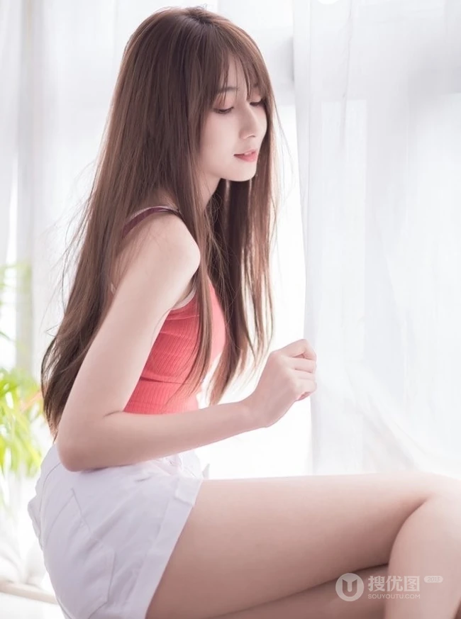A4腰，纤细线条，腹部有纹身的长发气质女生清新室内写真图片