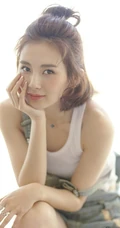 路晨着肩带牛仔短裤清新室内，灿烂笑容暖照人心