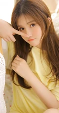 浅粉漂亮线条感长发少女宽大T恤短裤室内写真唯美图片