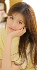 浅粉漂亮线条感长发少女宽大T恤短裤室内写真唯美图片