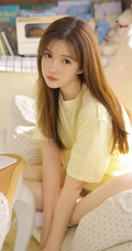 浅粉漂亮线条感长发少女宽大T恤短裤室内写真唯美图片