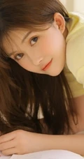 浅粉漂亮线条感长发少女宽大T恤短裤室内写真唯美图片