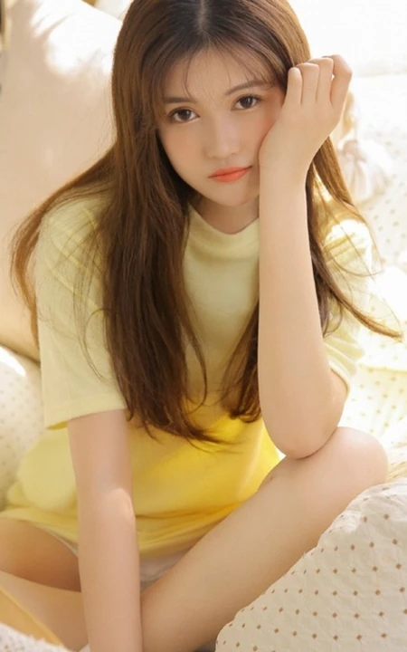 浅粉漂亮线条感长发少女宽大T恤短裤室内写真唯美图片
