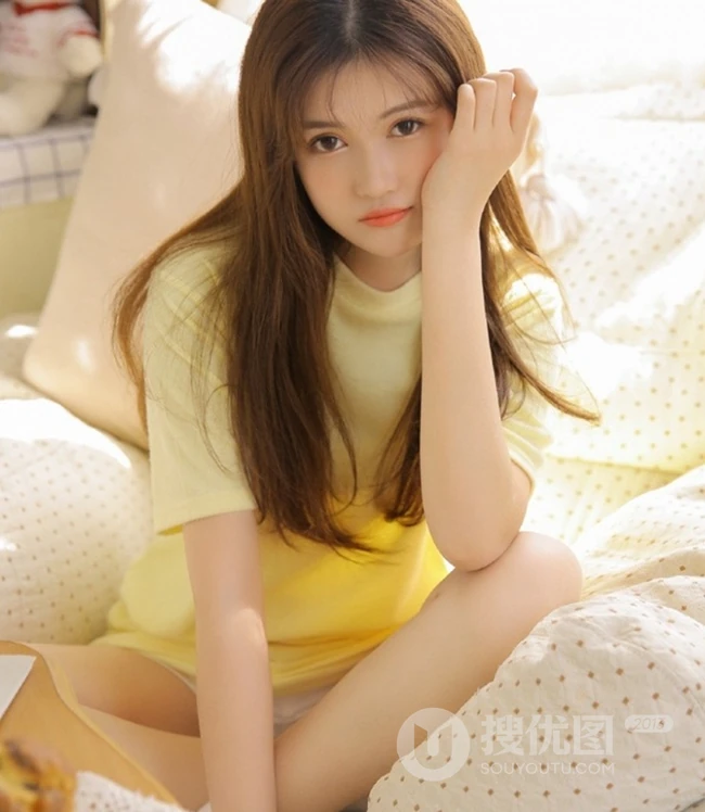 浅粉漂亮线条感长发少女宽大T恤短裤室内写真唯美图片