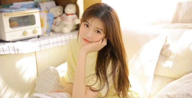 浅粉漂亮线条感长发少女宽大T恤短裤室内写真唯美图片