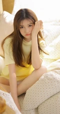 浅粉漂亮线条感长发少女宽大T恤短裤室内写真唯美图片