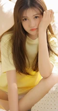 浅粉漂亮线条感长发少女宽大T恤短裤室内写真唯美图片