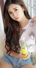 清新秀美长腿女生方绮言气质紧身牛仔热裤慵懒居家吸睛美图
