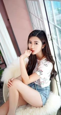 清新秀美长腿女生方绮言气质紧身牛仔热裤慵懒居家吸睛美图